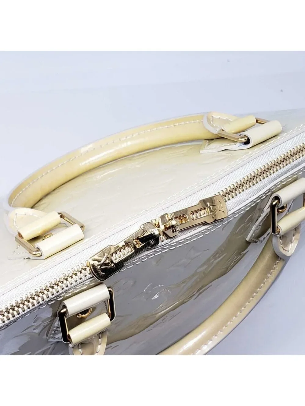 100% Authentic Louis Vuitton Alma GM Vernis Hand Bag